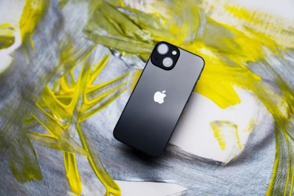 Обзоры iPhone 13 и 13 mini: ощутимые улучшения по части камер и батарей