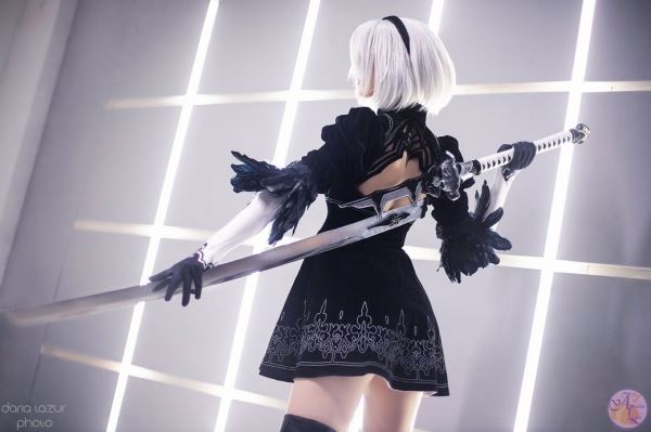 Россиянка показала косплей на 2В из NieR: Automata в коротком платье с декольте 